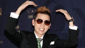 [포토] 새신랑 임윤택, 싱글벙글 ‘사랑의 하트’