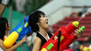 [포토] 치어리더, 아찔 한뼘 핫팬츠 ‘즐거운 물총놀이’