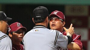 [포토] 격분한 김시진 감독, 심판 멱살 까지 잡아…
