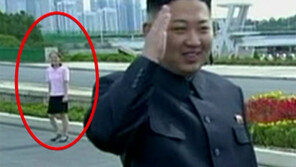 [뉴스A]北 김정은 경례하는 모습 보며 ‘히죽’…간 큰 女 정체는?