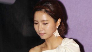 [SD포토] 신세경, 계단 오르며…보일까 노심초사