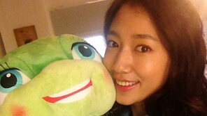 박신혜, 인형과 직찍… ‘소녀 감성’ 폭발