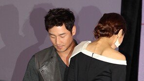 [SD포토] 김성수, 시선 끝에…신세경 각선미 ‘힐끔’