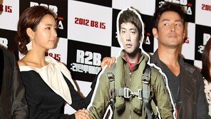 [SD포토] 김성수, 질투 중? 신세경 옆 정지훈 깜짝 등장