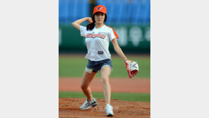 [포토] ‘G컵녀’ 정수정, 가슴 내밀고 시구 …볼륨감 폭발