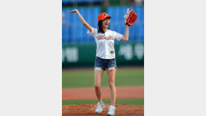 [포토] ‘G컵녀’ 정수정, 깡 마른 각선미에 어떻게 저런 볼륨감이?