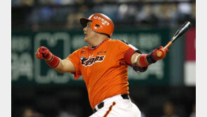 ‘꿈의 4할 타자’ 김태균, 눈으로 친다