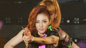 2NE1 산다라박, 파격적인 ‘망사 복근+반삭 헤어’ 섹시 카리스마 폭발
