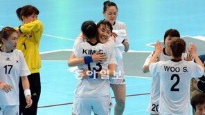 한국 여자핸드볼, 똘똘 뭉친 그녀들…“한 걸음만 더!”
