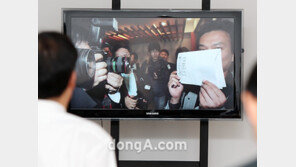 [SD포토] 故김태성 사진기자의 작품을 보며…