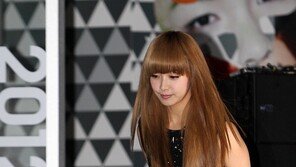 [포토] ‘초미니’ 빅토리아, 아찔한 입장 ‘조심조심~’