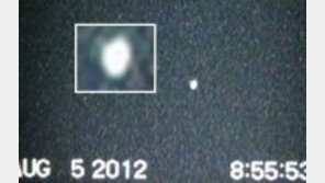 [영상] 광화문 상공에서 은백색 구형 UFO 포착