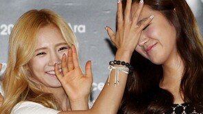 [포토] 효연, 유리에게 장난치는 ‘개구쟁이’