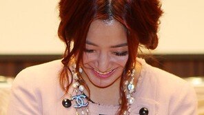 [SD포토] ‘컴백’ 김희선, 명품 목걸이 눈길 ‘청담동 며느리룩’