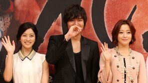 [SD포토] 이민호, 두 미녀 사이에서 ‘아이고 부끄러워~’