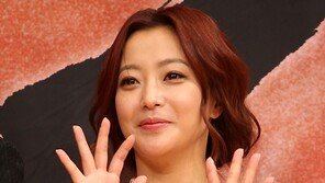 [SD포토] 김희선, 두 손 쫙펴고 ‘귀요미 표정’
