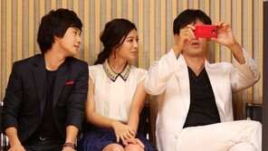 [SD포토] 유오성, 사진기자 포스 ‘잘 찍혔나?’