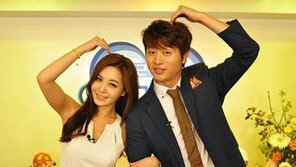 유상무-강예빈, 스캔들 후 재회 ‘팔짱끼고 달달셀카…’