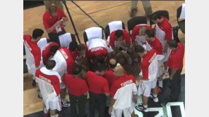 선수 뺨 때리는 감독, 카메라에 포착돼