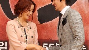 [SD포토] 이필립과 다정하게 악수하는 김희선