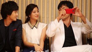 [SD포토] 유오성, 취재진 인증샷? ‘찍고 찍히고’