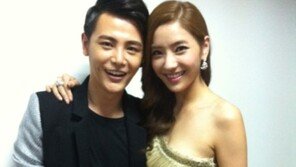 한채영, 꽃미남 배우 손견과 다정샷… “손 위치 거슬리네~”