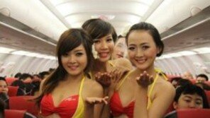 비행 중 여객기 기내에서 젊은 여성들 ‘비키니 쇼’ 