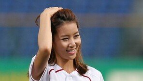 [포토] 김정민, 시구 후 머리 넘기니 여신 미모 ‘활짝’