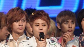 [포토] 비스트 양요섭, 트로피 꼭 쥔 귀요미