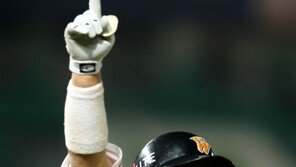 끝내준 조인성…사자 잡았다