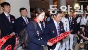 태극전사 22명, 英 6·25 참전용사에 ‘승리’ 헌화