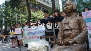 日이 말뚝 박은 위안부 소녀상 앞에 무궁화 화분 바친 대학생들