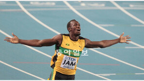 [런던 2012] 전설이 된 볼트, ‘더 빠르게’ 잊은 ‘조깅’ 아쉬워