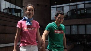 한지민-김제동, “테이블 아래서 손 잡았다” 깜짝