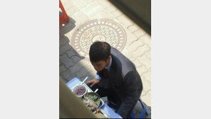 교복 입은 탑 포착… ‘밥 먹는 모습도 훈훈’