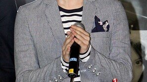 [포토] EXO 수호, 수줍은 박수 ‘훈남포스 철철~’