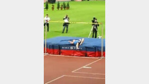 [영상] 괴짜 높이뛰기 선수, 옷 빌려있고 金 ‘4년 전엔 술마시고…’