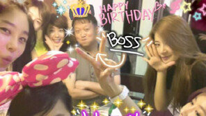 김광수 대표, 소속 걸그룹과 생일 인증샷 ‘티아라는 어디?’