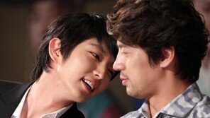 [SD포토] 이준기, 조심스럽게… ‘속닥속닥’