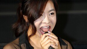 [포토] 섹시 까마귀 여민정, 마이크 삼킬 기세