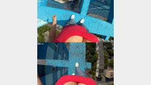 러시아 10대들의 목숨 건 ‘스카이워킹’… “왜 이런 무모한 짓을?”