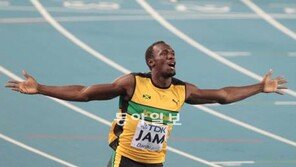 볼트, 200m도 金…“나는 전설이다”