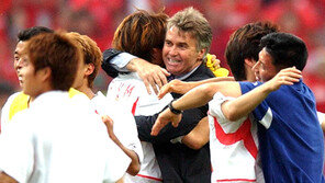 ‘4강 신화’ 2002 히딩크호-2012 홍명보호, 무엇이 같고 무엇이 다른가?