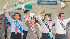 멱살잡힌 김문수 ‘朴 아킬레스건’ 작심공세