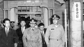 군함 탄 朴의장 한밤 방문작전… 귀환때 파도 덮쳐 바다 빠질뻔