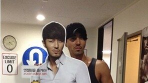 차승원, 입간판과 외모대결 ‘실물 승리’