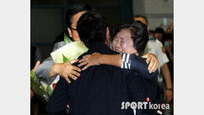 [포토] 양학선 박태환 귀국 ‘엄마 사랑해요’