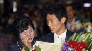 [포토] 양학선 박태환 귀국 ‘엄마 있어 행복해요’