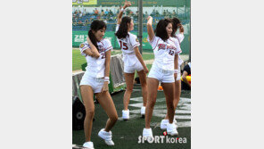 [포토] 치어리더, 숨막히는 몸짓 男心 ‘혼미해져’