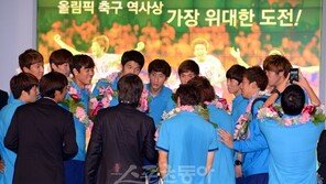 [포토] 환희 웃는 박주영, 무슨 얘기 중?